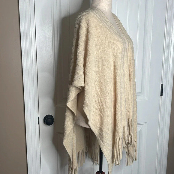 New Steve Madden Ivory Open Front Medallion Brushed Topper Cape/OSFM - Picture 8 of 10